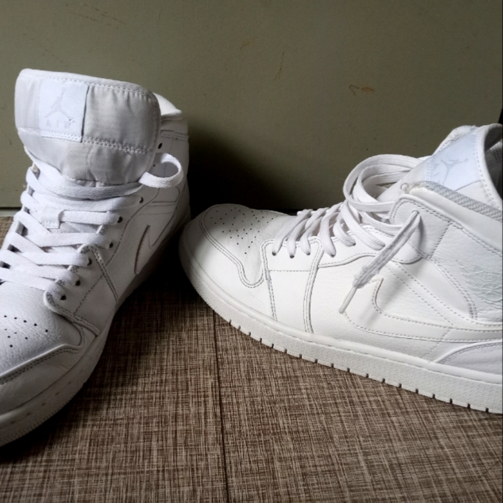 Air Force 1 Jordans triple White